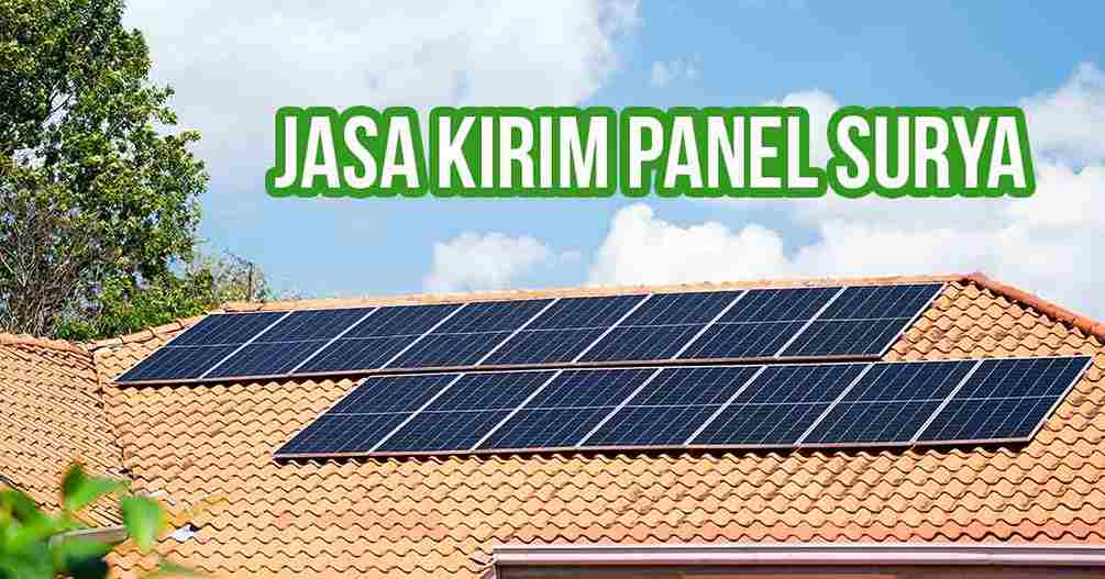 anel surya terpasang di atap rumah dengan latar belakang langit cerah, menyoroti jasa pengiriman panel surya yang aman dan terjangkau.