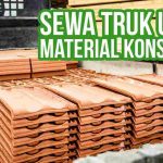 Tumpukan genteng material konstruksi tertata rapi di bak truk, siap dikirim untuk kebutuhan proyek konstruksi menggunakan layanan Deliveree.