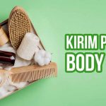 Paket produk perawatan tubuh berisi sisir, spons, dan botol.