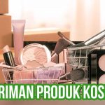 Keranjang mini berisi produk kosmetik seperti kuas makeup, bedak, dan palet, dengan latar belakang kotak pengiriman dan teks "Pengiriman Produk Kosmetik".