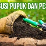 Karung pupuk organik di permukaan kayu dengan garpu taman dan sekop, dengan teks "Distribusi Pupuk dan Pestisida" di atasnya