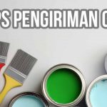 Ilustrasi berbagai kaleng cat terbuka dengan warna berbeda dan kuas cat di atas latar abu-abu, bertuliskan 'Tips Pengiriman Cat'