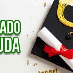 Gambar ilustrasi ide kado wisuda dengan topi wisuda, diploma, dan pita merah bertuliskan 'IDE KADO WISUDA'.