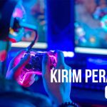 Gamer menggunakan controller dengan latar monitor dan pencahayaan biru, dilengkapi teks "KIRIM PERALATAN GAMING".