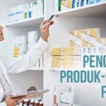 Apoteker memeriksa persediaan obat di rak apotek, dengan tulisan "Pengiriman Produk-Produk Farmasi" di bagian depan gambar.
