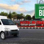 Sebuah truk box berlogo Deliveree yang berada di depan tulisan "Kota Blitar Taman Pecut". Di samping truk, terdapat papan hijau bertuliskan "Ekspedisi Cargo Blitar," yang menunjukkan layanan pengiriman cargo di Blitar.