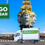 Truk Deliveree melintas di depan Patung Titi Banda di Denpasar dengan papan bertuliskan "Cargo Denpasar".