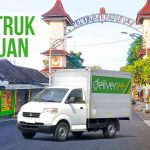 Truk Deliveree melintas di depan gerbang Pelabuhan Pasuruan dengan tulisan 'Sewa Truk Pasuruan'.