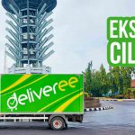 ​​Truk Deliveree melintasi jalan di depan Tugu Kota Cilegon untuk ekspedisi Cilegon.