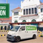 Mobil Deliveree di depan gedung stasiun Cirebon dengan tanda 'Jasa Ekspedisi Cirebon'.