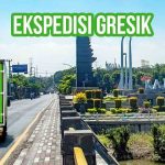 Tampak belakang truk berstiker Deliveree di jalan perbatasan Kabupaten Gresik dengan teks "Ekspedisi Gresik"