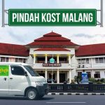 Mobil Deliveree di depan Balai Kota Malang dengan tulisan 'Pindah Kost Malang' di atasnya.