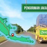 Truk Deliveree berwarna kuning melaju di jalan dengan peta pengiriman dari Jakarta ke Dumai dan papan nama 'Pengiriman Jakarta - Dumai'.