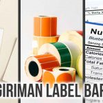 Berbagai jenis label, termasuk label gantung kosong, gulungan label berwarna, dan label fakta nutrisi dengan teks "Pengiriman Label Barang."