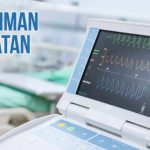 Monitor medis menampilkan data vital pasien dengan latar belakang tempat tidur rumah sakit, bertuliskan "Pengiriman Peralatan Medis."
