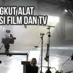 Gambar studio produksi film dengan peralatan syuting seperti kamera dan lampu, disertai teks "Jasa Angkut Alat Produksi Film dan TV".