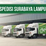 Deretan truk ekspedisi Deliveree di depan gudang dengan papan penanda 'Ekspedisi Surabaya Lampung'.