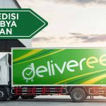 Truk ekspedisi Deliveree Surabaya-Medan di depan gudang saat matahari terbit.