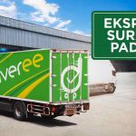 Truk ekspedisi Deliveree Surabaya-Padang di depan gudang pengiriman.