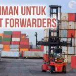 Ilustrasi pengiriman untuk perusahaan freight forwarder dengan latar belakang tumpukan kontainer dan alat angkat.
