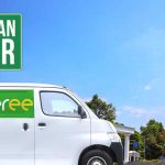 Mobil Deliveree di depan Tugu Kujang Bogor untuk layanan pindahan rumah.