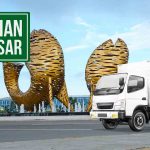Truk Deliveree di Makassar dengan latar belakang ikon kota, layanan pindahan tersedia.