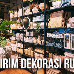 Rak penuh dengan pernak-pernik dekorasi rumah, termasuk tanaman hias, kerajinan tangan, dan lampu dekoratif