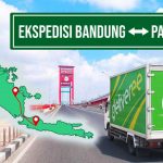 Truk berstiker Deliveree melintas di Jembatan Ampera Palembang dan peta rute Bandung - Palembang untuk konteks ekspedisi Bandung Palembang.