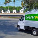 Truk Deliveree berada di depan tanda kota Magelang untuk layanan ekspedisi.