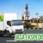 Truk berstiker Deliveree melintasi tugu Selamat Datang di Kota Dodol Garut dengan konteks sebagai “Jasa Ekspedisi Garut.”