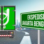 Truk Deliveree dengan pintu belakang berlogo hijau di jalan, disertai papan penunjuk arah bertuliskan 'Ekspedisi Jakarta Bengkulu'.