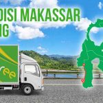 Truk berstiker Deliveree di jalan, gambar peta rute Makassar Pinrang di sampingnya, serta teks “Ekspedisi Makassar Pinrang.”