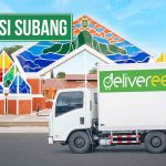Truk berstiker Deliveree melintasi alun alun Subang dengan teks “Ekspedisi Subang.”