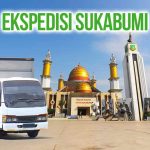 Truk berstiker Deliveree berlatar belakang Masjid Agung Sukabumi dengan teks “Ekspedisi Sukabumi.”