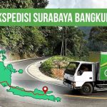 Truk berstiker Deliveree melintas di jalan dengan peta rute Surabaya ke Bengkulu di sampingnya sebagai konteks untuk “Ekspedisi Surabaya Bengkulu.”