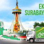 Truk berstiker Deliveree melintas di depan Tugu Keris Siginjai di Jambi dengan peta rute Surabaya Jambi di sampingnya untuk konteks “Ekspedisi Surabaya Jambi”