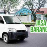 Mobil van berstiker Deliveree melintasi stasiun KAI Cimahi dengan teks “Jasa Angkut Barang Cimahi”.