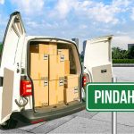 Mobil Deliveree dengan pintu belakang terbuka penuh kotak untuk layanan pindahan BSD.
