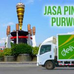 Truk berstiker Deliveree melintas di depan tugu Gada Rujak Polo di Purwokerto dengan konteks “Jasa Pindahan Purwokerto.”