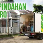Truk berstiker Deliveree berisi barang pindahan rumah dengan latar belakang perumahan untuk konteks “Jasa Pindahan Rumah Bintaro.”
