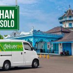 Mobil Deliveree parkir di depan Keraton Surakarta dengan papan arah bertuliskan "Pindahan Rumah Solo."