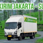 Truk Deliveree melakukan pengiriman dari Jakarta ke Subang melalui jalan dengan kebun teh yang hijau.