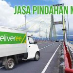 "Truk Deliveree melintasi Jembatan Soekarno di Manado untuk layanan pindahan rumah.