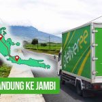Truk berstiker Deliveree di jalan dengan degan peta rute Bandung - Jambi sebagai penggambaran “Ongkir Bandung ke Jambi.”