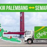 Truk Deliveree dengan latar belakang jembatan Ampera di Palembang dan peta rute Palembang - Semarang sebagai konteks ongkir Palembang Semarang.
