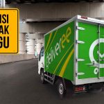 Truk ekspedisi Deliveree di bawah konstruksi jalan dengan papan petunjuk 'Ekspedisi Seminyak Canggu'.