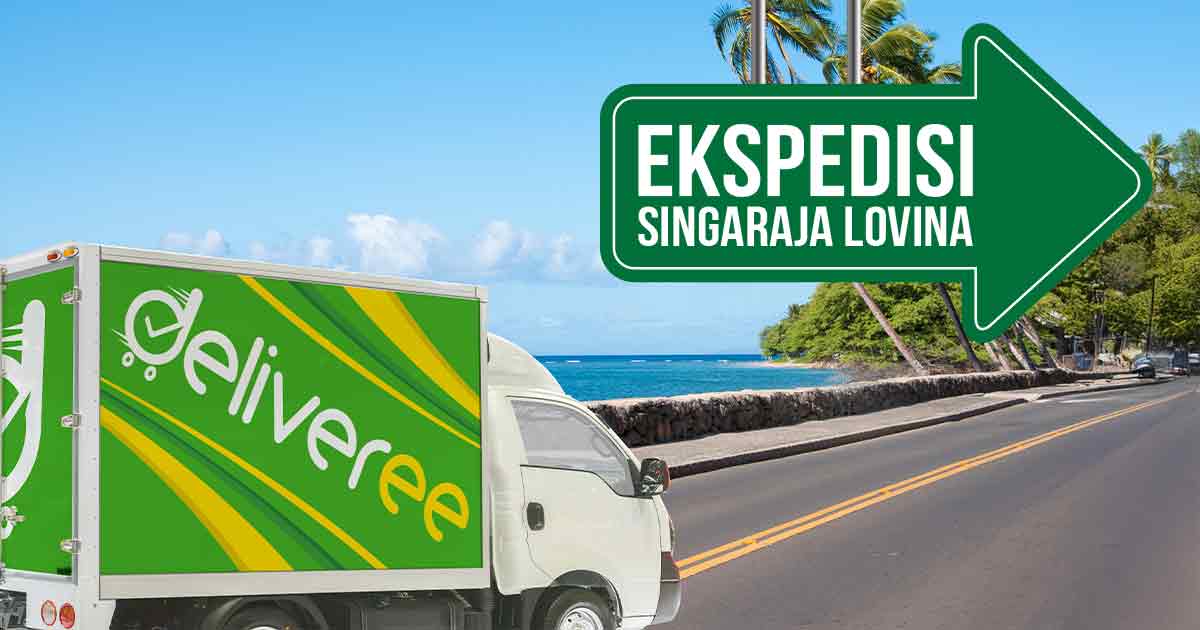 Gambar menunjukkan truk Deliveree di jalan dekat pantai dengan tanda yang mengarah ke "Ekspedisi Singaraja Lovina."