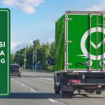 Truk ekspedisi Deliveree Surabaya-Palembang melaju di jalan raya.