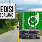 Truk ekspedisi Deliveree melaju di jalan pedesaan Ubud-Tegalalang.