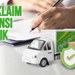 Seseorang mengisi dokumen asuransi logistik yang diilustrasikan dengan gambar truk dan tumpukan barang yang dilindungi perisai.
